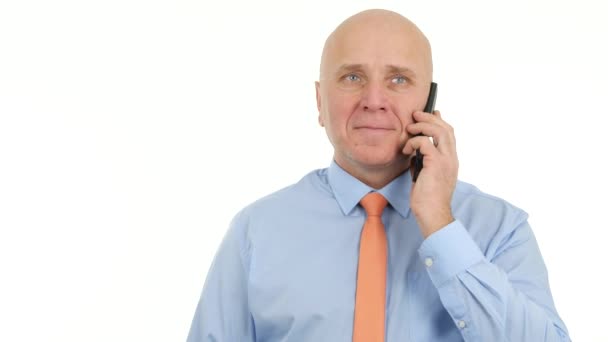 Серьезный Бизнесмен Разговаривает Изображением Мобильного Телефона Белым Фоном — стоковое видео
