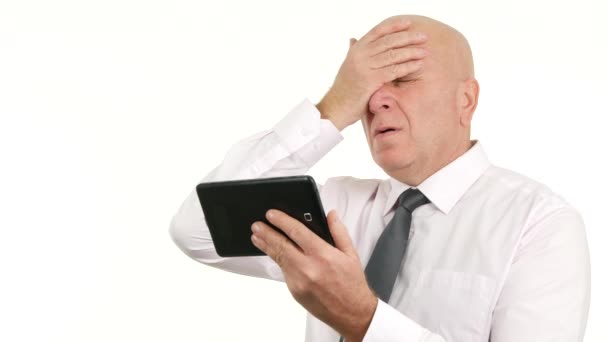 Empresário Usando Touch Tablet Têm Gestos Irritados Nervosos Reading News — Vídeo de Stock