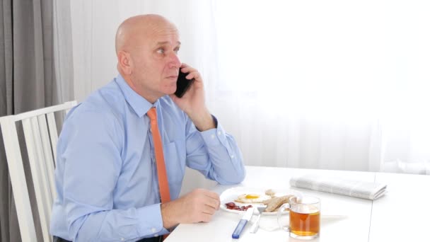 Улыбающийся Довольный Бизнесмен Разговаривает Мобильным Телефоном Обедает — стоковое видео