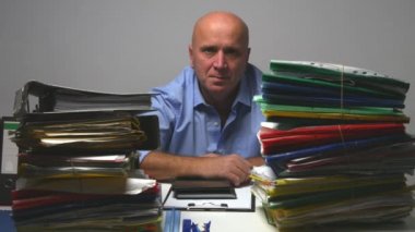 Yorgun ve mutlu çalışan bitiş iş Arşiv odasında yapmak zafer işareti yaşasın