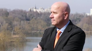 İşadamı kalmak ve gülümseyen şehir sahne arıyorum ve rahat gözlemlemek çevresinde