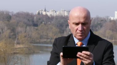 E-posta göndermek için işadamı çalışma dışında ofis binası kullanım Tablet