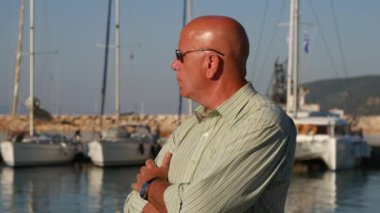 Güvenlik Aracısı iş insanlar grubu limanda bekleyen siyah güneş gözlüğü takıyor