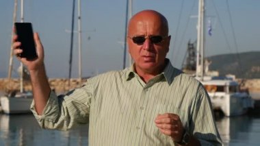 İşadamı röportajda Turizm ve tatil hakkında konuşmak bir Harbor Cruises