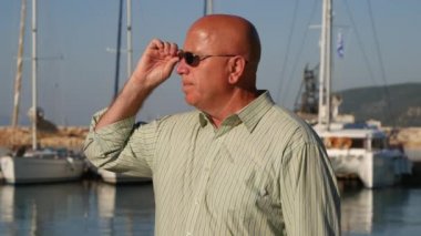 Ciddi işadamının turizm şirketi güneş gözlüğü bekleyen toplantı giyiyor