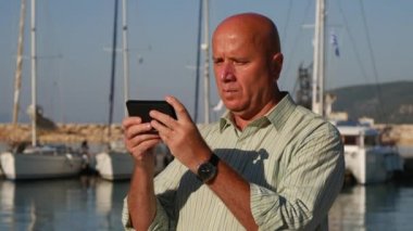Bir turist Harbor işadamı cep telefonu kullanarak iletileri gönderip alabilirsiniz