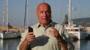 İşadamı üstünde liman rıhtım röportajda turizm alanı hakkında konuşmak