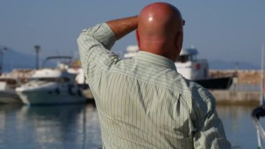 İşadamı hayran Akdeniz liman sahne bakmak uzun bir süre kullanım el alın
