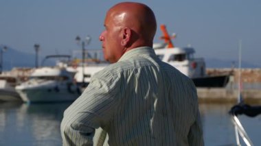 İşadamı parmak güzel sahne ile liman işaret eden tekneler hayranım