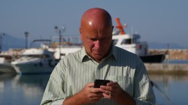 Meşgul işadamı kullanım cep telefonu Tv kamera ile etkileşen Gesticulating selam