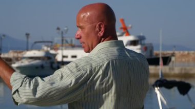 İşadamı açıklayan ve sahne mimik gösterilen bir ortak ile konuşmak