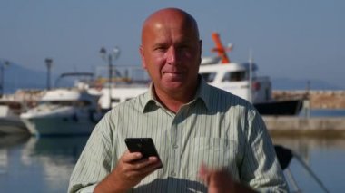 İşadamı bir Tv tanıtım kullanım cep telefonu ve 