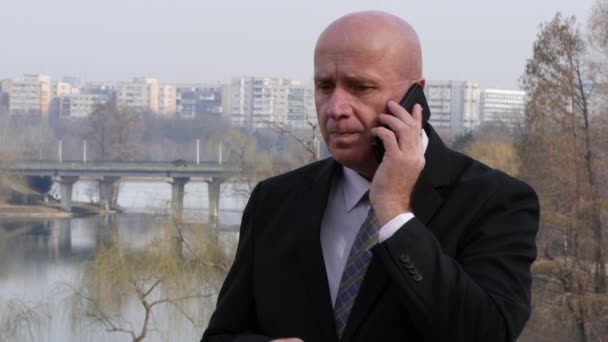 Homme Affaires Parle Téléphone Cellulaire Attente Une Réunion Extérieur Immeuble — Video