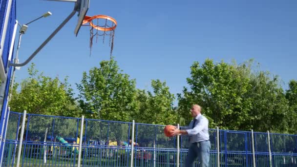 Office Person Arbeta Paus Spela Basket Ensam Och Göra Vinnare — Stockvideo