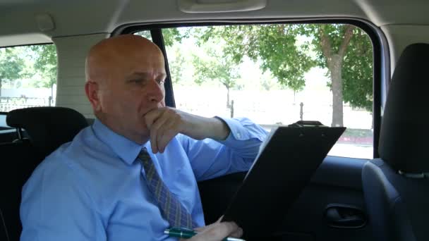 Empresário Dentro Carro Back Seat Trabalho Usando Agenda Clipboard Adicionando — Vídeo de Stock