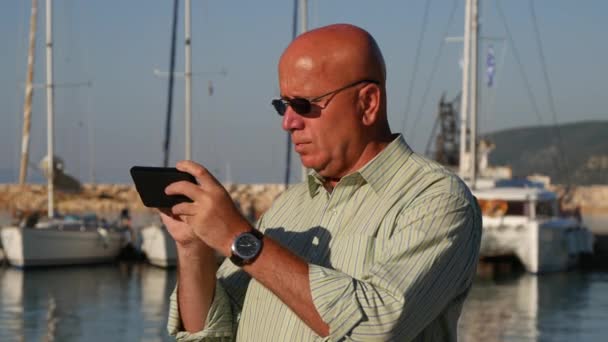 Empresario Con Gafas Sol Negras Utilice Teléfono Celular Enviar Mensajes — Vídeos de Stock