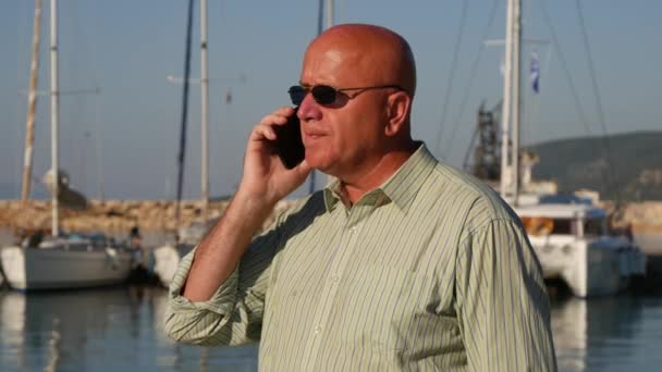 Конфігурація Бізнесмена Яхт Гавані Обговорення Бізнес Мобільних Телефонів — стокове відео