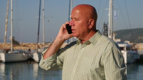 Επιχειρηματίας Μιλώντας Κινητό Τηλέφωνο Στο Τουριστικό Λιμάνι Εξηγώντας Και Χειρονομίες — Αρχείο Βίντεο
