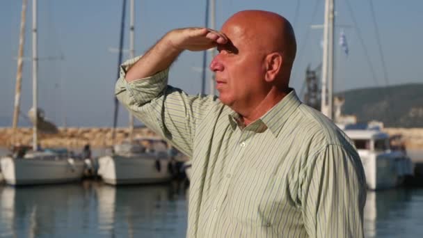 Pengusaha Port Keeping Hand Forehead Melindungi Mata Dari Sinar Matahari — Stok Video