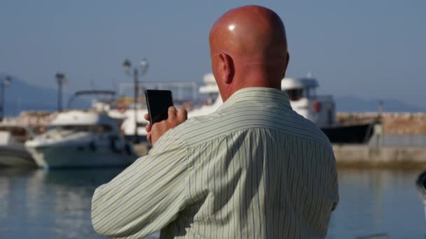 Vista Porto Com Empresário Escrever Mensagens Celular Usando Touchscreen — Vídeo de Stock