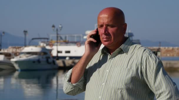 Empresario Puerto Hablando Con Teléfono Celular Escucha Malas Noticias Gestos — Vídeos de Stock