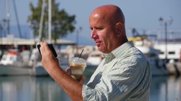 Uso Persona Mensajes Móviles Negocios Email Bebida Helada Cappuccino Puerto — Vídeo de stock