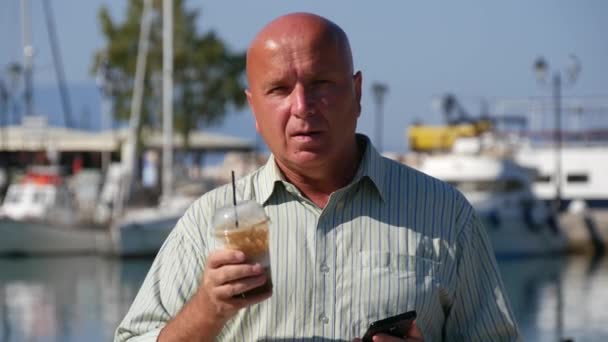 Przedsiębiorca Pić Zimne Świeże Cappuccino Mówi Wywiadzie Porcie — Wideo stockowe