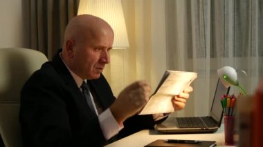 Endişeli işadamı kötü haber gazete hayal kırıklığına mimik okuma