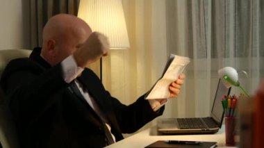 İşadamı gazete Office odasında mutlu el hareketi içinde iyi haber okuma