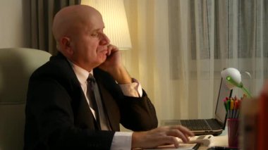 İşadamı endişe düşünme Office parmaklarıyla sinirli hareketler yapmak