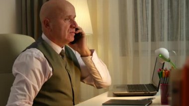 İşadamı mutlu el hareketi Office odasında cep telefonu üzerinde iyi haber duyar (Ultra High Definition, Ultrahd, Ultra Hd, Uhd, 4k, 3840 x 2160)