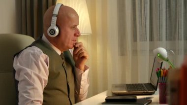 Müzik dinlerken kulaklık kullanmak ve iş işadamı eğlencenin keyfini çıkarın
