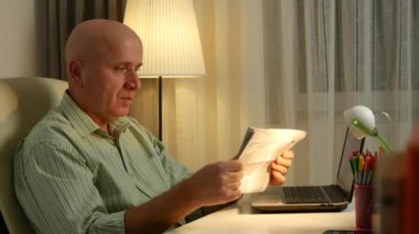 İşadamı gazete günlük haber okuma oda ofis ile