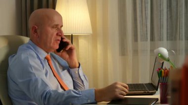 Kendine güvenen işadamı açıklayan ve mimik cep telefonu için ciddi konuşmak