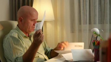 Sorunlu ve tahriş olmuş işadamı el hareketi ödeme faturaları için gergin arıyorsunuz