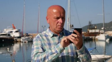 İşadamı Denizcilik liman kullanım cep e-posta gönderin ve onay el saat zaman