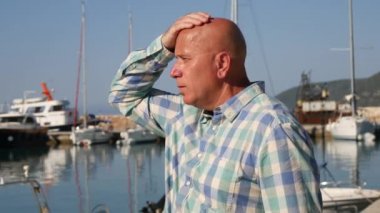 Umutsuz ve hayal kırıklığına uğramış satış Man bir kayıp iş sonra umutsuz arıyorum