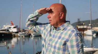 Güneş ışığı el hareketi ile göz korunmaya turist bekleyen satış acentası