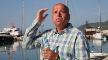 Thirsted iş kişi şehir limanda bekliyor kalır ve soğuk su içmek