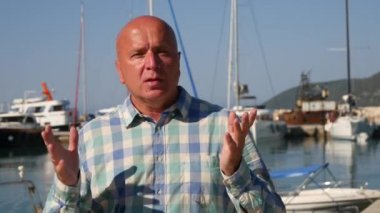 İşadamı TV röportajda Turizm gemi yolculukları ve tatil hakkında konuşmak