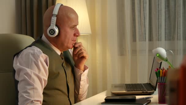 Empresario Entretenimiento Disfruta Escuchando Música Usa Auriculares Trabajo — Vídeo de stock