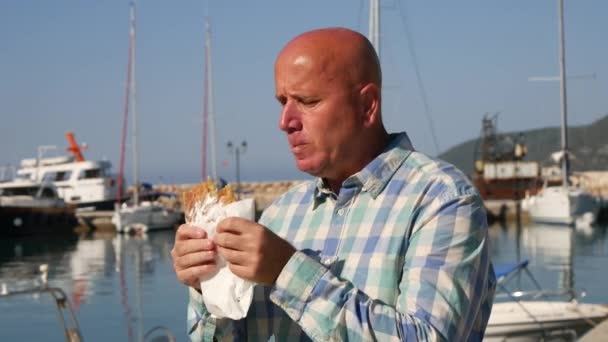 Uitgehongerd Man Werken Toeristische Bedrijf Haven Van Stad Doorbrengen Een — Stockvideo