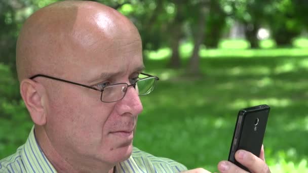 Homem Sorrindo Uso Satisfeito Celular Conexão Internet Acessando Informações — Vídeo de Stock