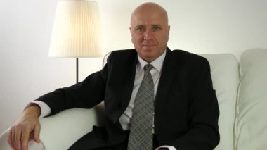 İşadamı ofis binası içinde oturmak kanepe selam merhaba el hareketleri ile