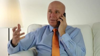 Gergin işadamı bağırıyor ve çığlık oda ofis cep telefonu üzerinde tahriş olmuş