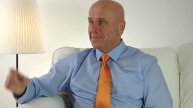 Parmak ve başparmak ile kendine güvenen yukarıyı mutlu işadamı el hareketleri