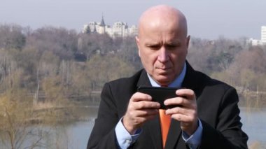 Office çalışan dışında bina iletileri almak ve göndermek için cep telefonu kullanmak