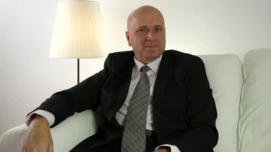 Yasak gösteren gülümseyen iş adamı Haritayı olumsuzlama işaret parmak hareketleri