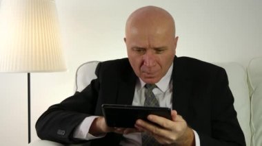 Kötü Finansal haber Touch-Pad gergin el hareketi kullanarak Yöneticisi okuma üzgün