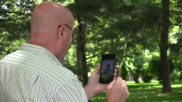 Podnikatel Mluví Jeho Obchodním Partnerem Pomocí Mobil Online Webkamery — Stock video